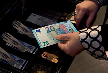 Le nouveau billet de 5 euros mis en circulation